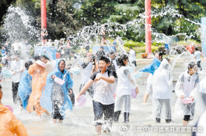昆明最大傣族聚居地开启泼水狂欢