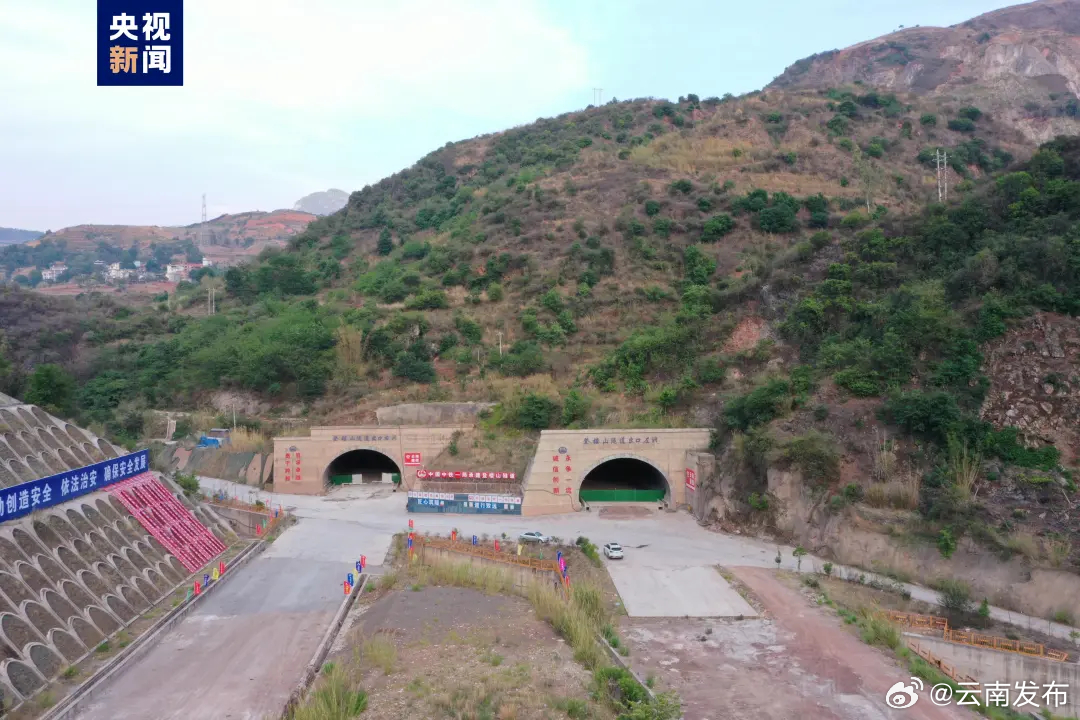 云南在建最长分离式双向六车道公路隧道贯通