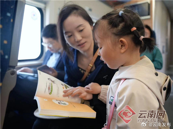 坐着高铁品书香 第三届全民阅读大会书香列车开行