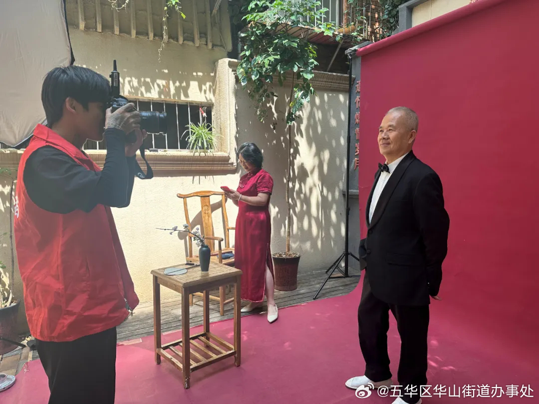 情暖夕阳 关爱老人 水晶宫社区开展记录岁月进万家摄影活动_http://www.mainten.cn_ycb_第4张