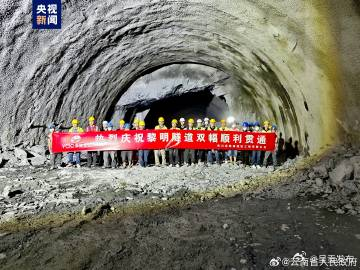 云南孟勐高速公路黎明特长隧道双幅贯通