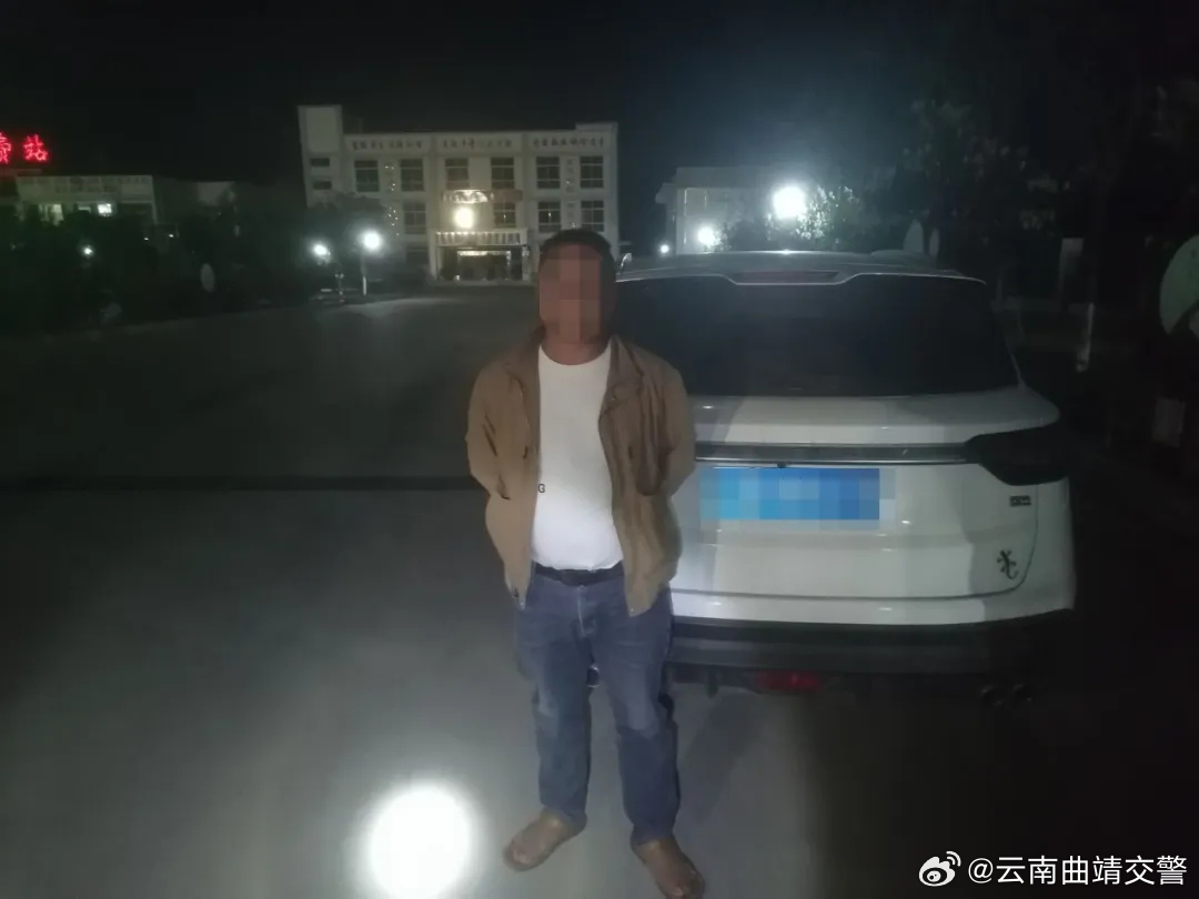 男子一见交警就钻进路边草丛……