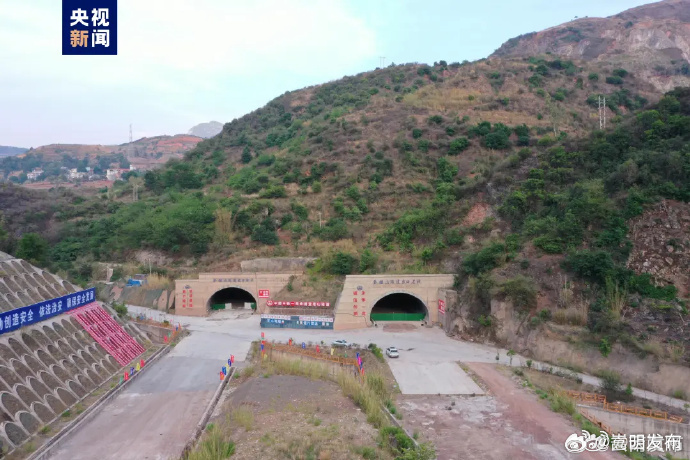 云南在建最长分离式双向六车道公路隧道贯通