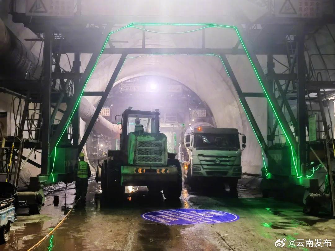 渝昆高铁李家村隧道安全贯通