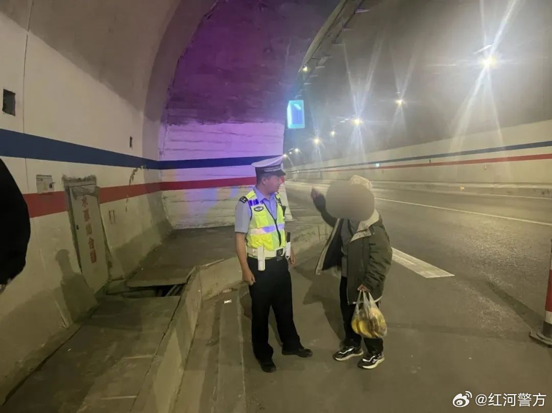 六旬老人误上高速 高速交警安全护送回家