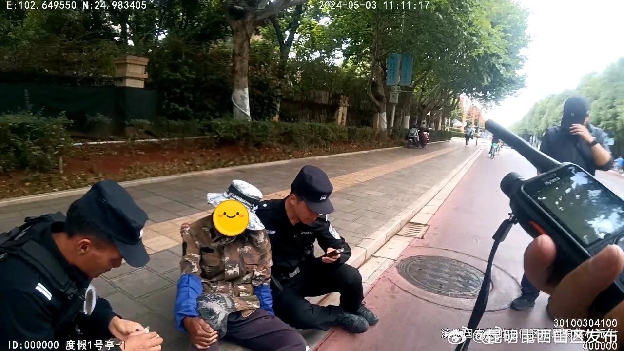 他用身体撑起体力不支的老人