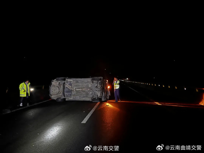 驾驶人打了个盹，导致车辆侧翻