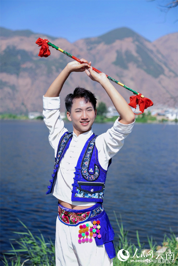 答辩现场跳“霸王鞭” 论文答辩都这么卷了？