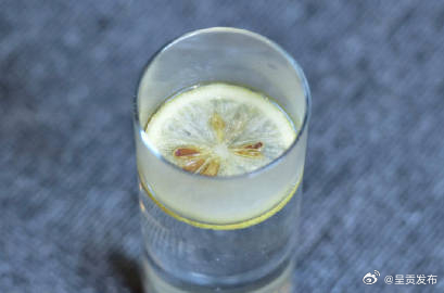 提神醒脑喝杯薄荷柠檬绿茶 