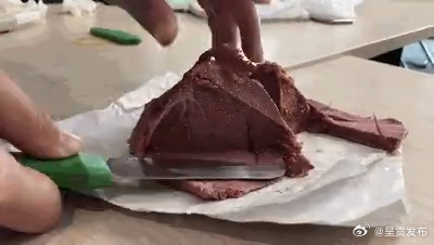 为什么酱牛肉切开后有荧光色