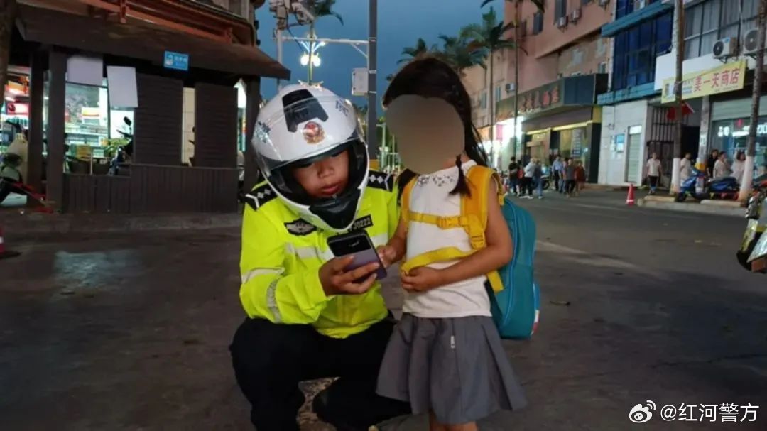 女孩走失大哭 交警及时救助找家人