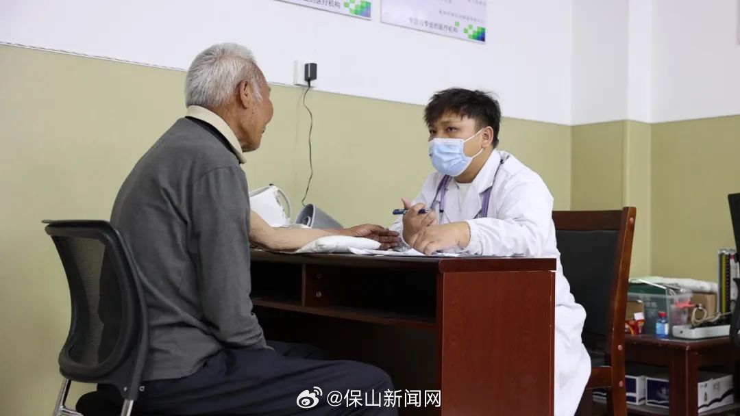 施甸开展“关爱英雄、情暖老兵”免费体检