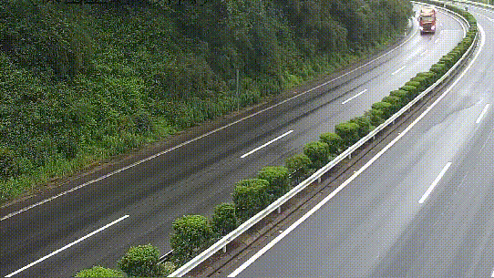 雨天过弯不减速，急刹后翻了个底朝天