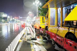 昆明主城突降暴雨 防汛队员闻“汛”而动