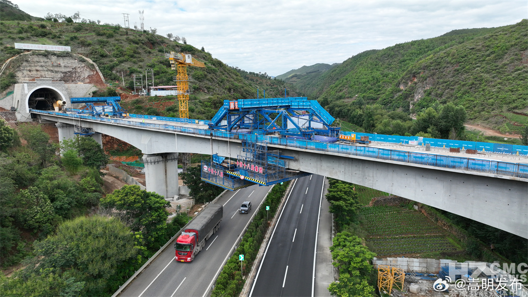 渝昆高铁云贵段首座跨高速公路连续梁顺利合龙
