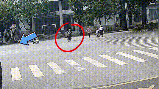 两辆摩托相撞，三个当事人都戴了头盔仅受轻微擦伤