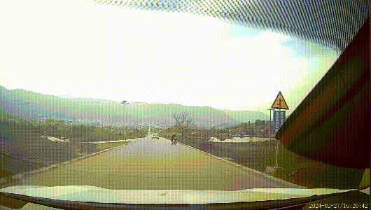 规范佩戴了安全头盔，被撞飞后翻滚数圈仅轻微擦伤