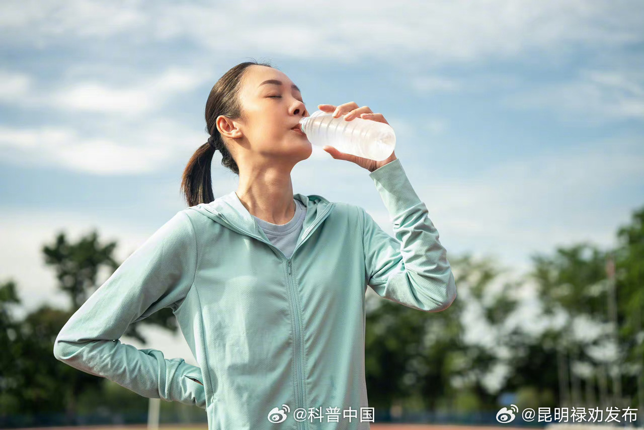 天热补水为什么要小口喝