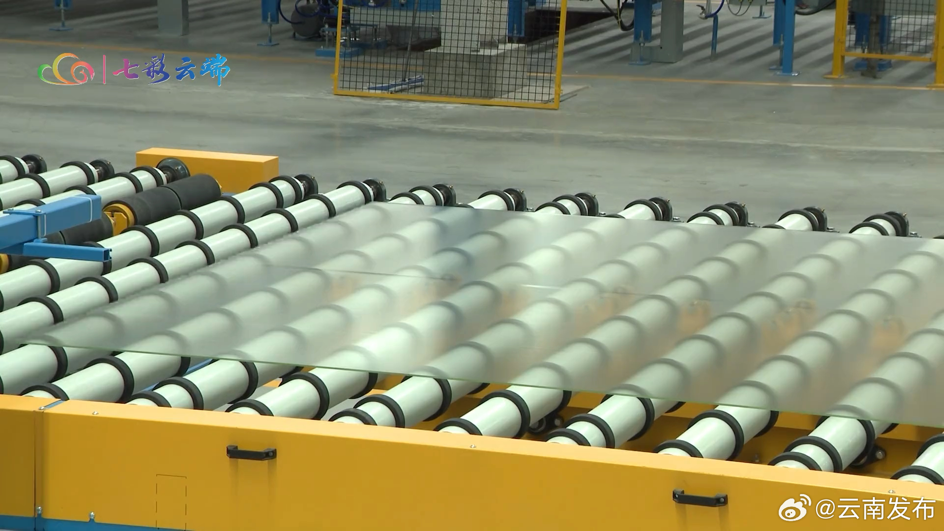 云南首块光伏玻璃下线