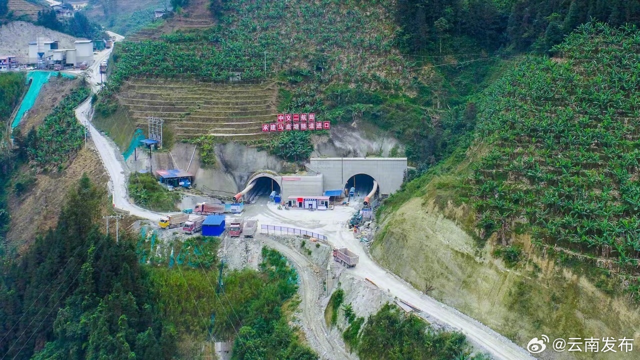 云南天麻高速全线首座长隧道双幅贯通