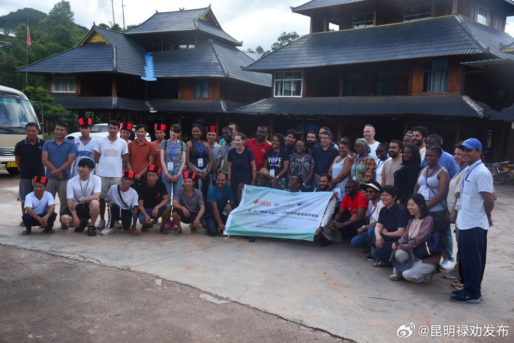 小瑶寨折射大变迁 洋学者“取经”河边村