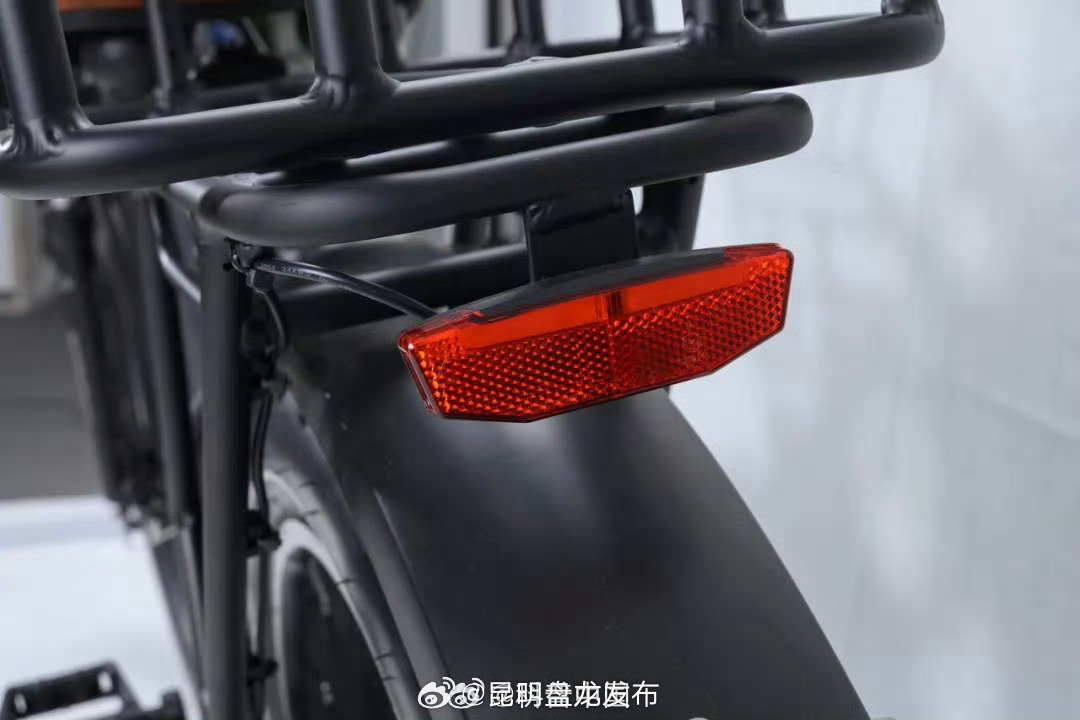 为啥自行车的尾灯没有电也会亮？