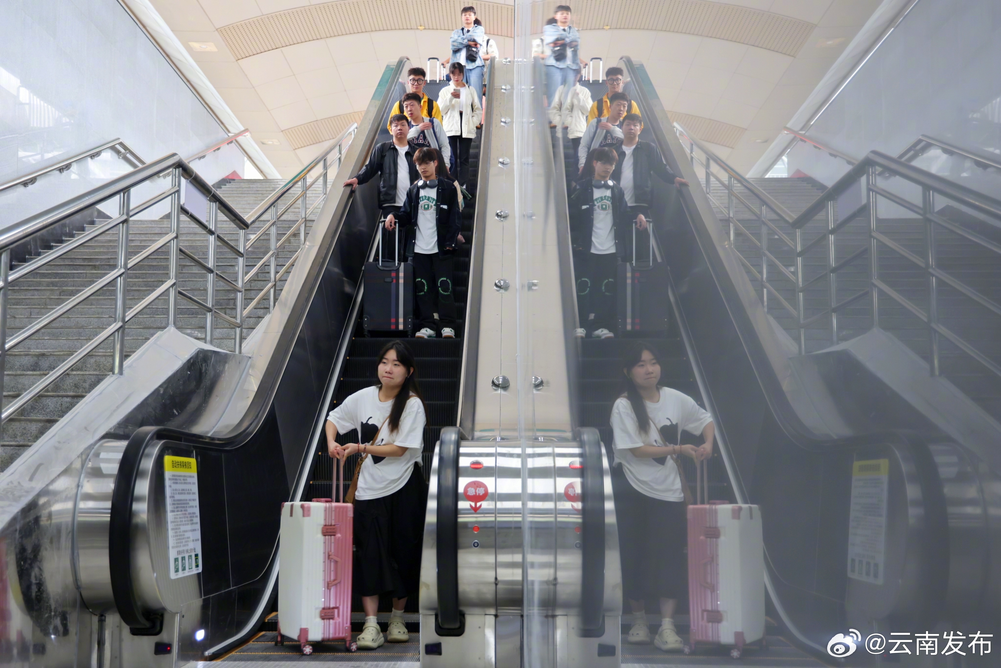 昆明站进出站口实现电梯全覆盖