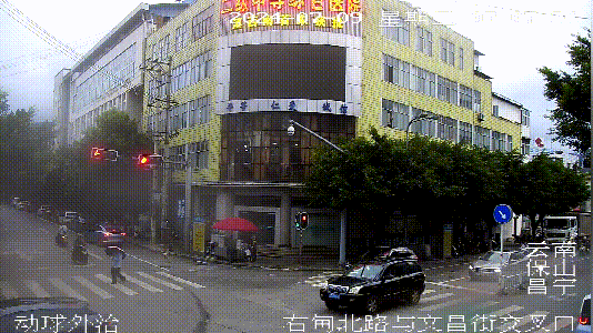 一边骑车一边低头看手机，被撞翻