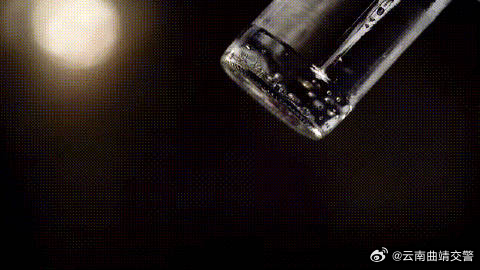 拧不开的罐头，为什么拍一拍底部就开了？