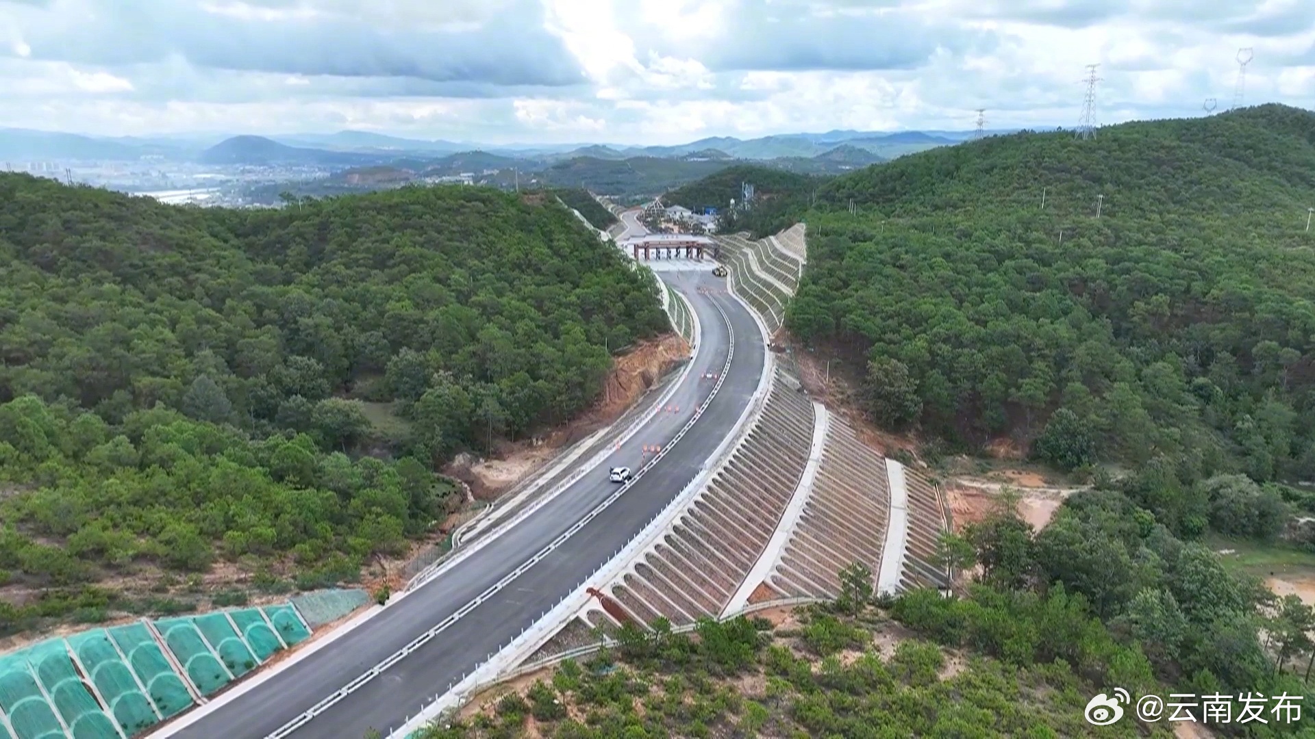 姚南高速最后一条隧道顺利贯通