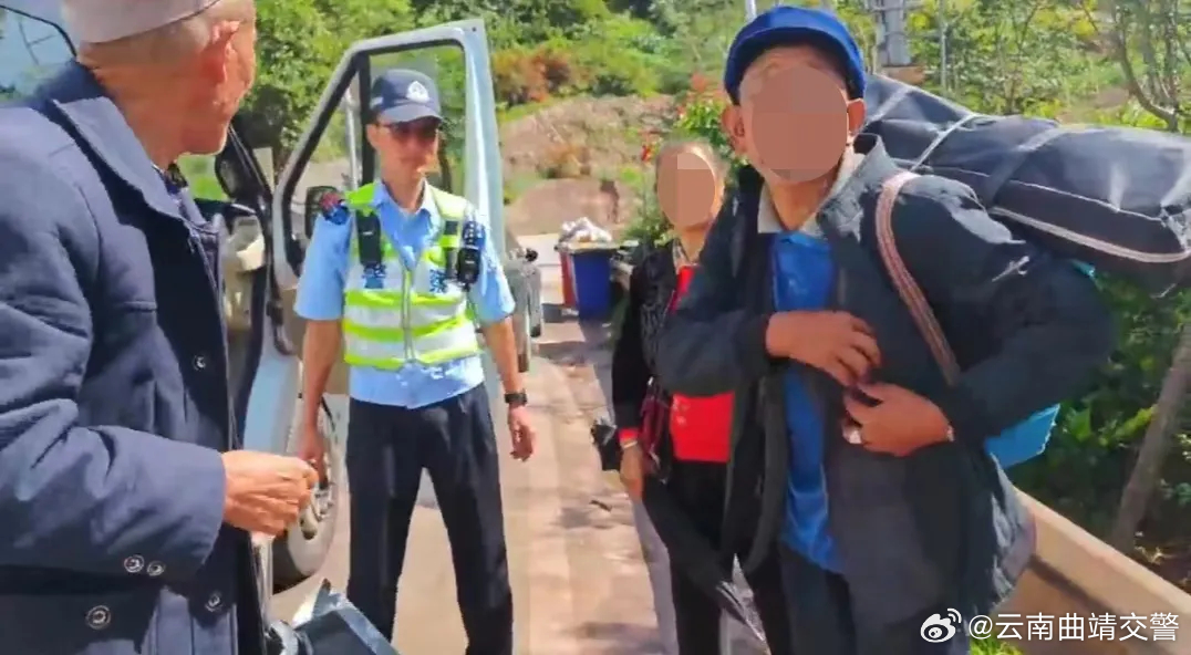 三位老人不停地感谢高速交警…