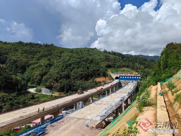 天麻高速项目南朵大桥架梁完成