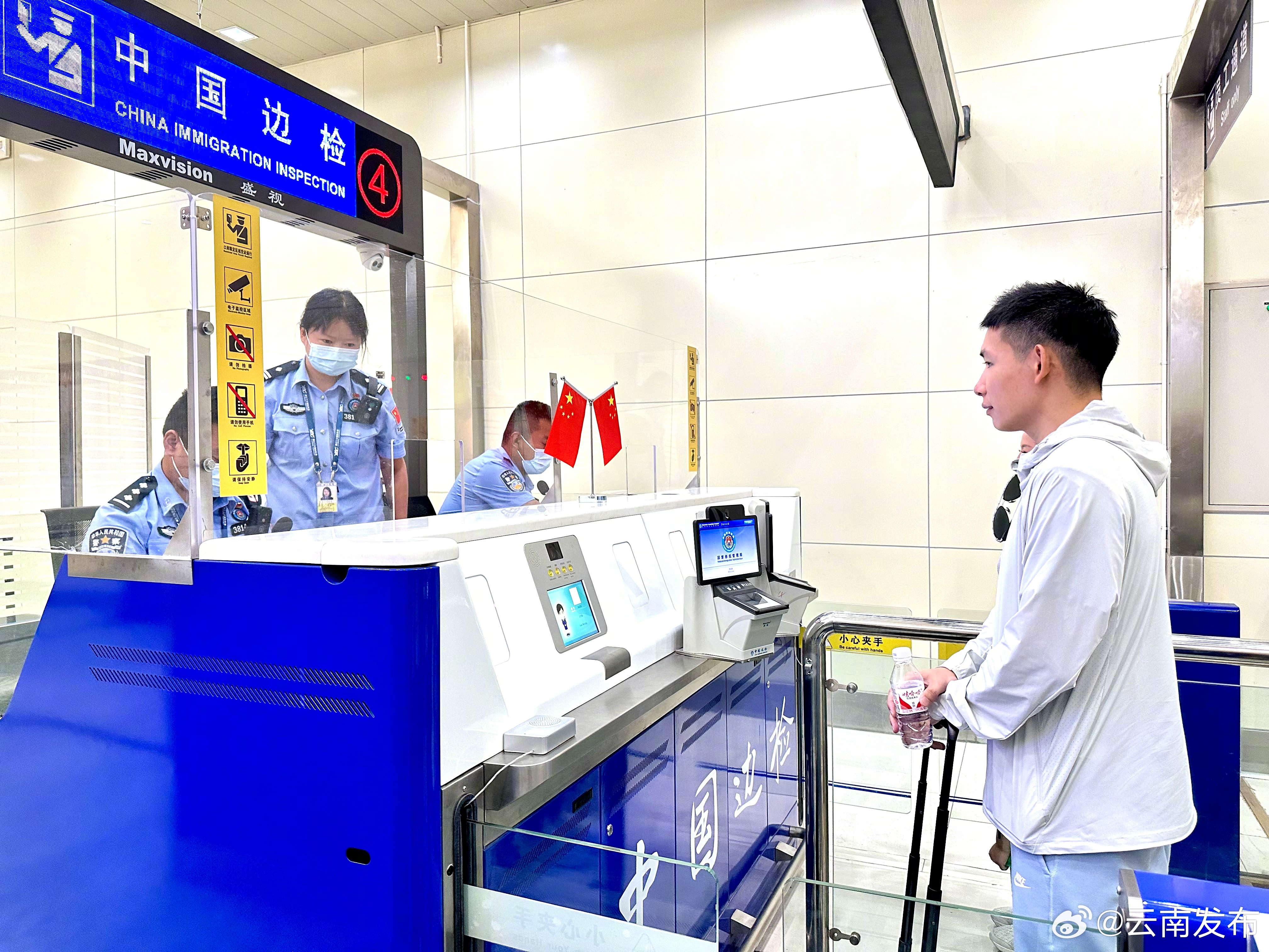 丽江机场迎来首位144小时过境免签旅客