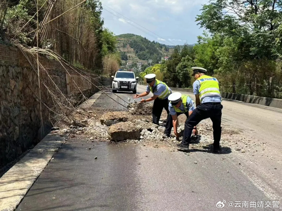 徒手清理雨后落石保畅通