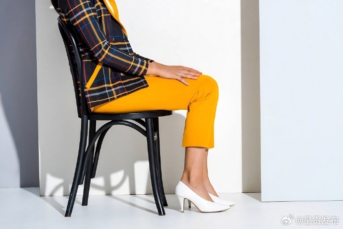 建议坐着时并拢双腿