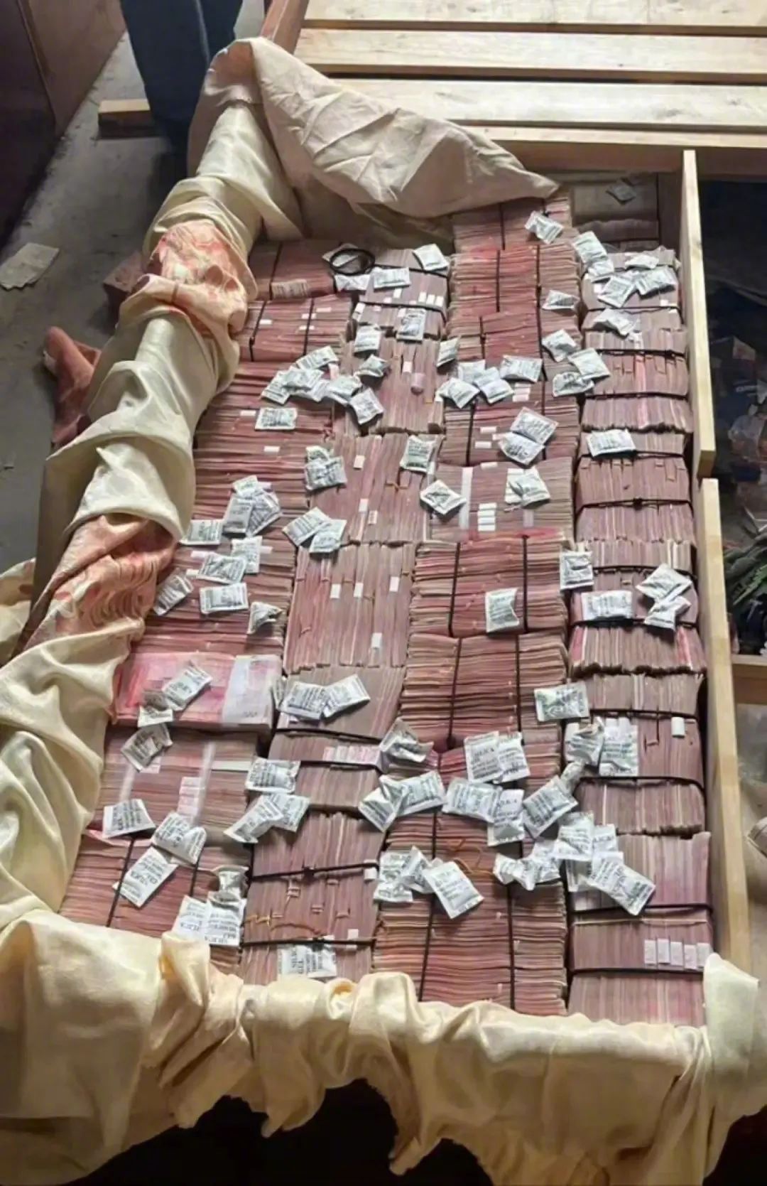 网络赌博骗来的2000万都被藏床底下，还加了干燥剂