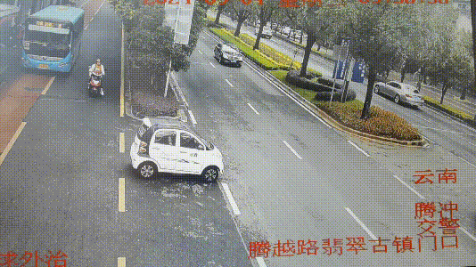 路口不减速观察，危险一触即发！