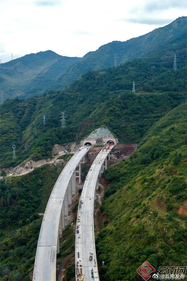 三清高速昆明段主线桥梁隧道全部完成贯通