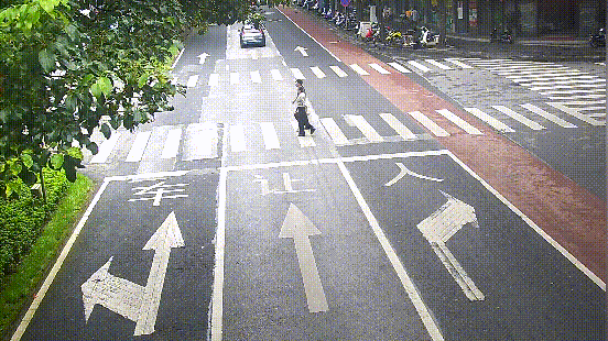 外卖骑手边骑车边看定位，发生事故得不偿失