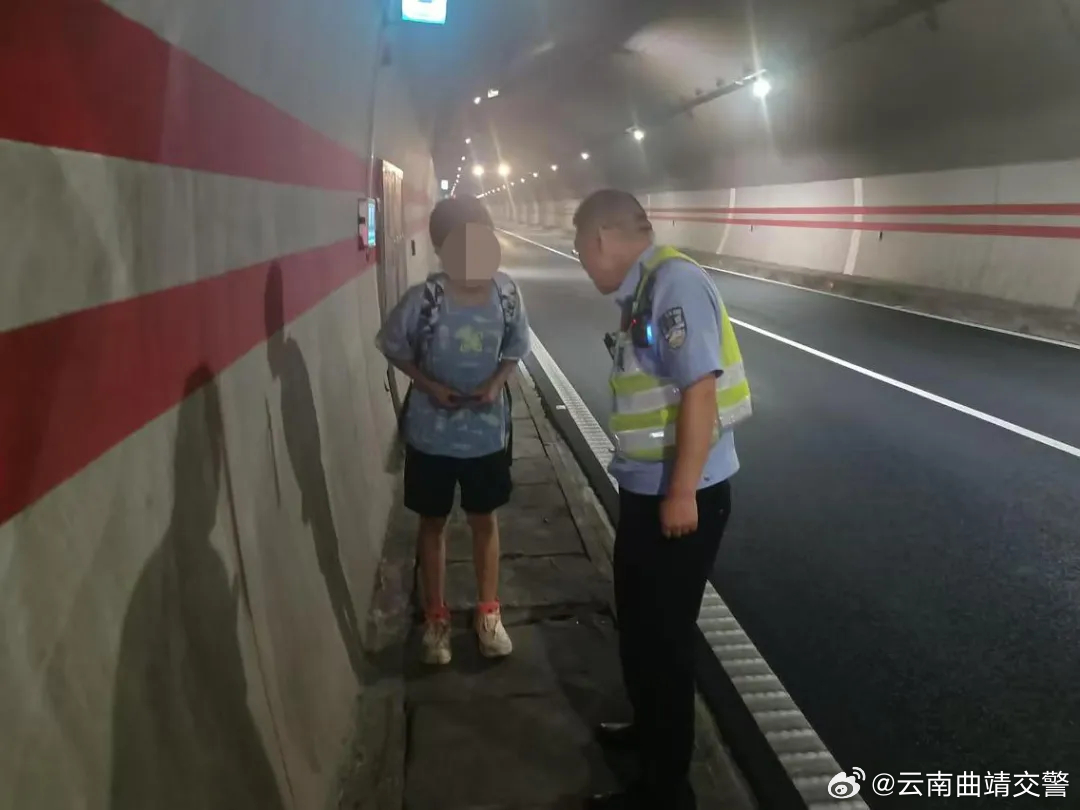 熊孩子负气走上高速路 交警发现后……