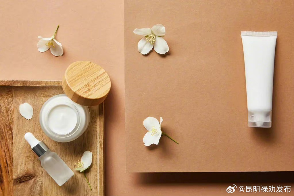 护手霜要先涂指尖 