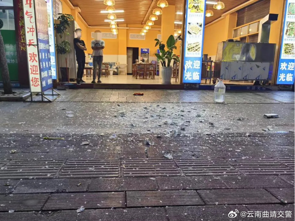 夜空下，30个酒瓶从天而降