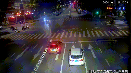 骑摩托闯红灯引发事故，再赶时间也不能闯