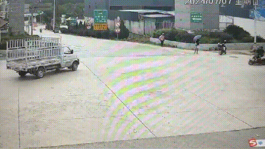 小伙无证驾驶还超员，路口撞上小货车