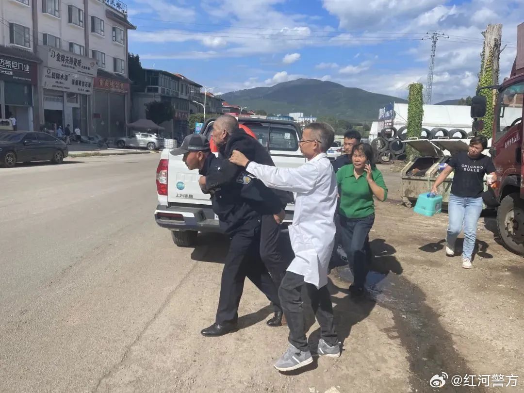 老人路边瘫坐警医联手施救脱险