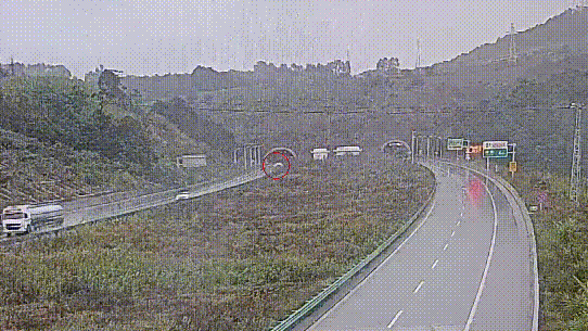 雨天高速行车失控，车辆撞得稀巴烂