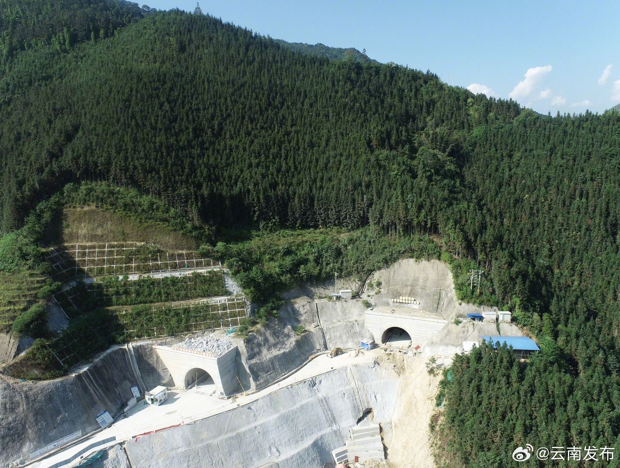 全长3055米！云南天麻高速首条特长隧道双幅贯通