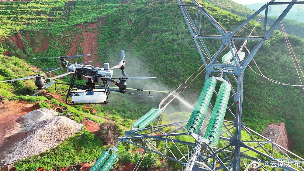 云南首次采用无人机清洗输电线路绝缘子
