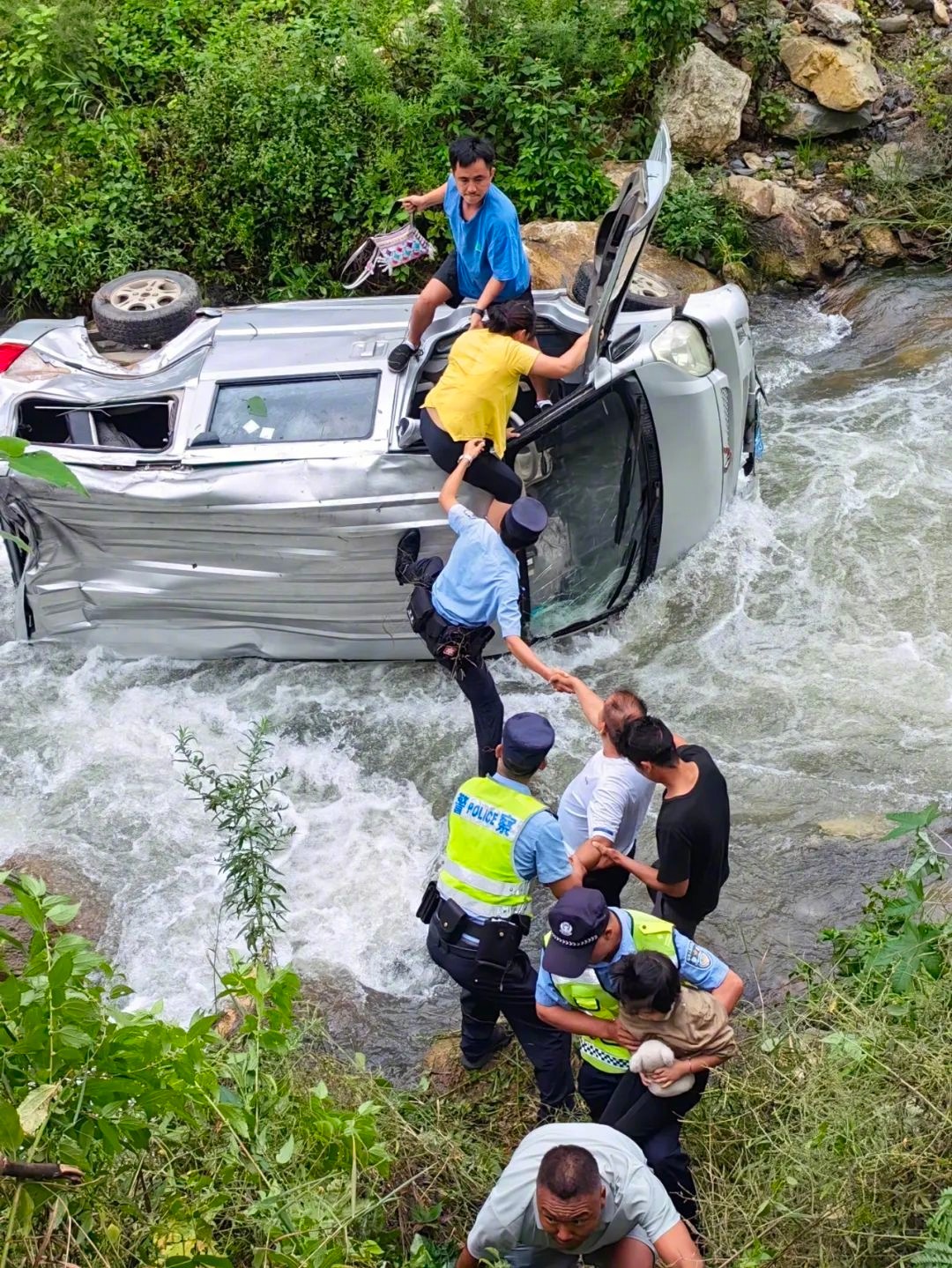 8人搭人桥湍流中救起一老一小
