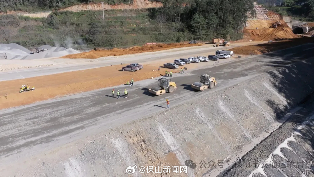 大保高速老营至板桥段改线工程路床填筑试验段顺利铺筑